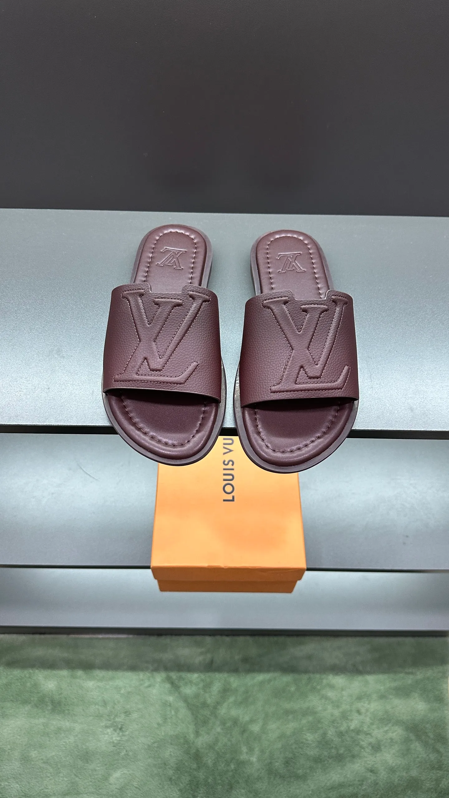 P300 🔍LV Men's Spring and Summer Slippers Counter Synchronization. The uppers are imported cowhide fabrics from Italy, with logo graphics and high-quality craftsmanship. Soles: original soles specially provided by the original factory. Exclusive movable molded soles are super comfortable. Original factory follow-up orders. 🔍🔍High quality. You can enter and leave the counter at will. Welcome to compare. Code number 38-45 No. 058